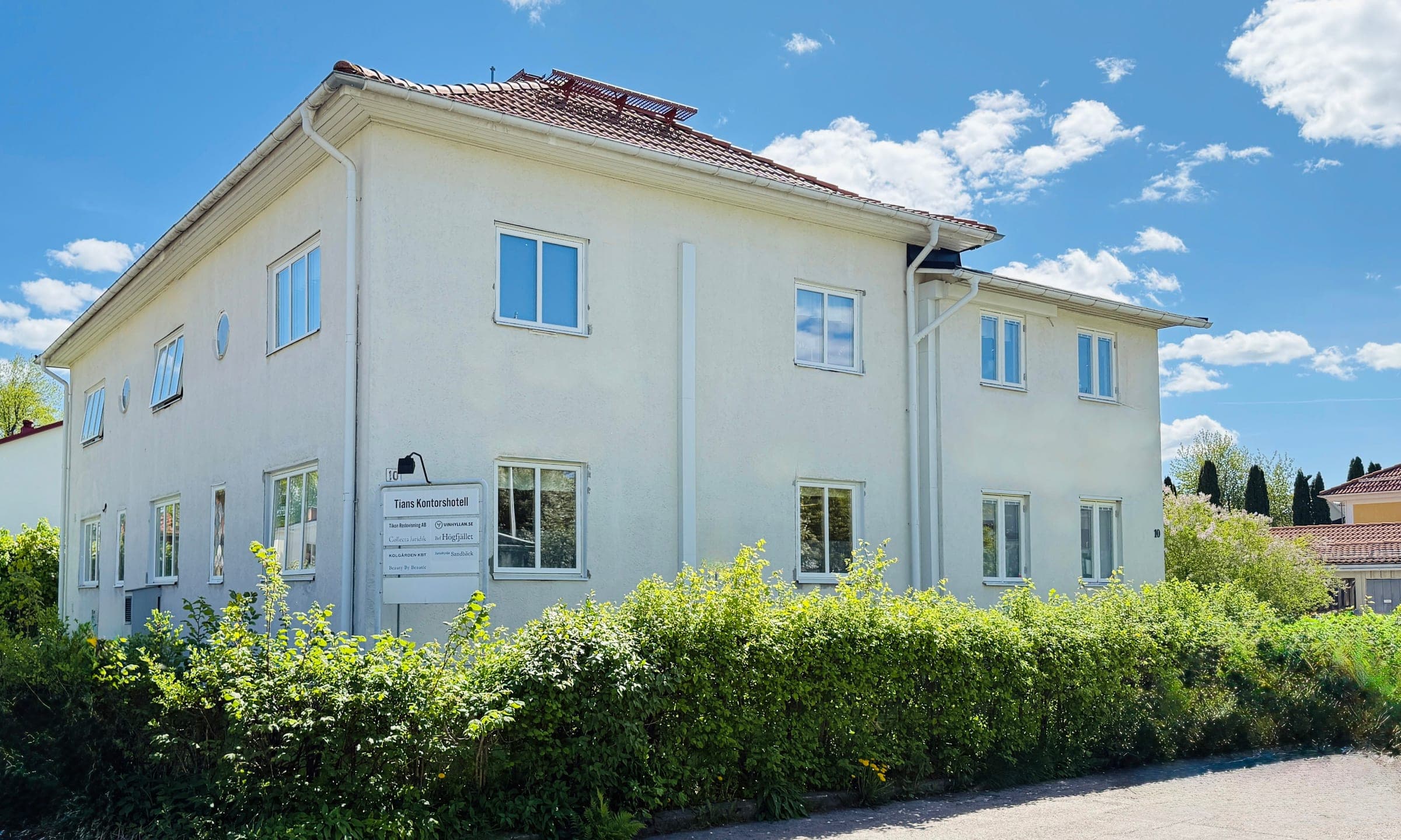 Tians Kontorshotell, ett ljust tvåvåningshus i centrala Borlänge